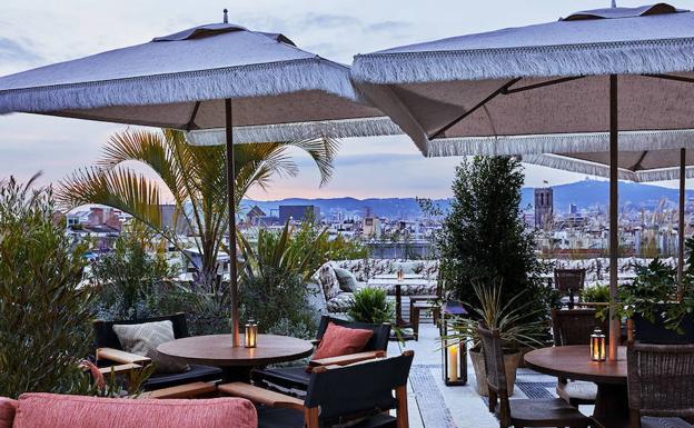 Panorámica de Barcelona desde la terraza de un hotel.