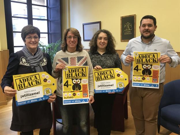 Representantes del Ayuntamiento y de Adeca, con la campaña. :: 