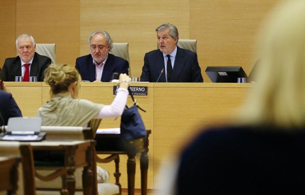 El ministro Íñigo Méndez de Vigo, ayer durante su comparecencia ante la Comisión de Educación del Congreso de los Diputados. :: J. P. G. / efe