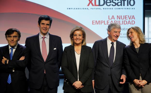 La ministra de Empleo, Fátima Báñez (c.), durante el foro de XLDesafío.