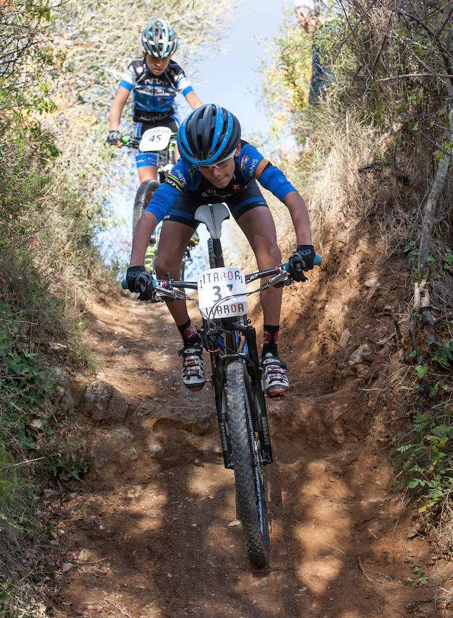 Los ciclistas riojanos conquistan nueve podios en el Open de bicicleta de montaña del Diario de Navarra en un espectacular cierre de competición en Estella