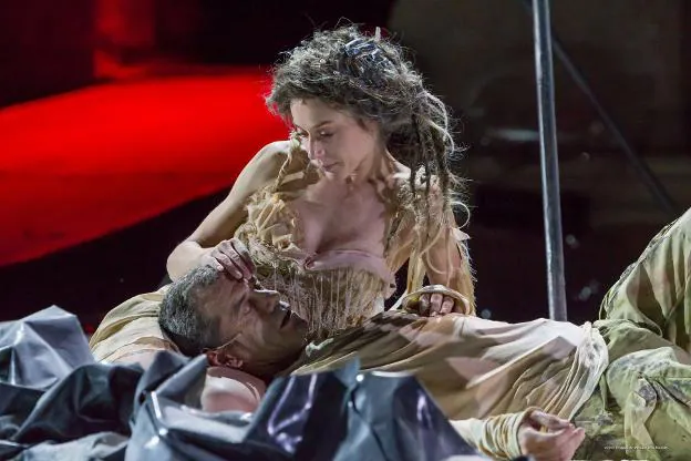 Toni Cantó (Aquiles) y Ruth Díaz (Briseida) en una escena de 'Aquiles, el hombre'. :: 