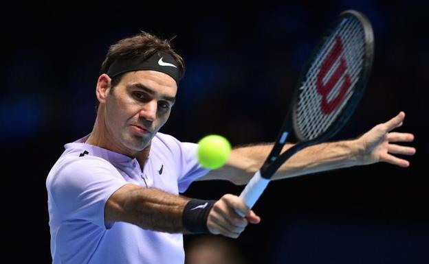 Federer golpea la bola durante el partido ante Cilic. 