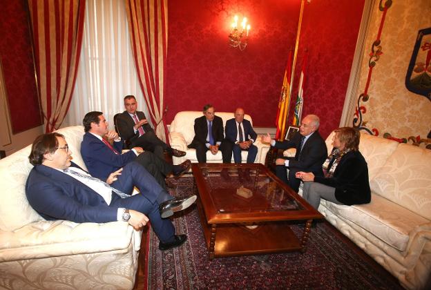 Ceniceros y González Menorca, ayer, con Rosell, Garamendi y el presidente y representantes de la FER. :: jonathan herreros