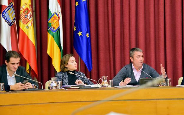 El concejal de Desarrollo Urbano, Pedro Sáez Rojo, ayer, durante el debate sobre la estrategia EDUSI de la Villanueva junto a la alcaldesa y a Miguel Sáinz. :: miguel herreros