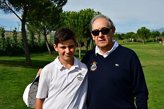 Adrián Raya Alonso y Joaquín, en el campo de golf. :: íñigo alfaro/f.e.g.