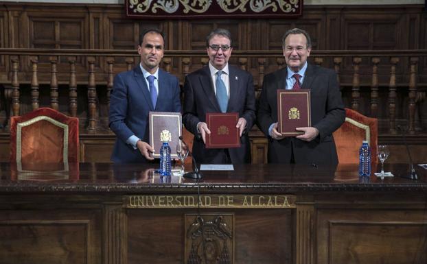 De izquierda a derecha, Javier Ramos, rector de la Universidad Rey Juan Carlos (URJC); Fernando Galván, rector de la Universidad de Alcalá y José María Vázquez García-Peñuela, rector de la Universidad Internacional de La Rioja (UNIR)