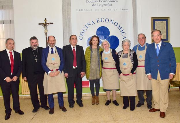 Los premiados, responsables de la Cocina, el obispo Carlos Escribano y la alcaldesa Cuca Gamarra