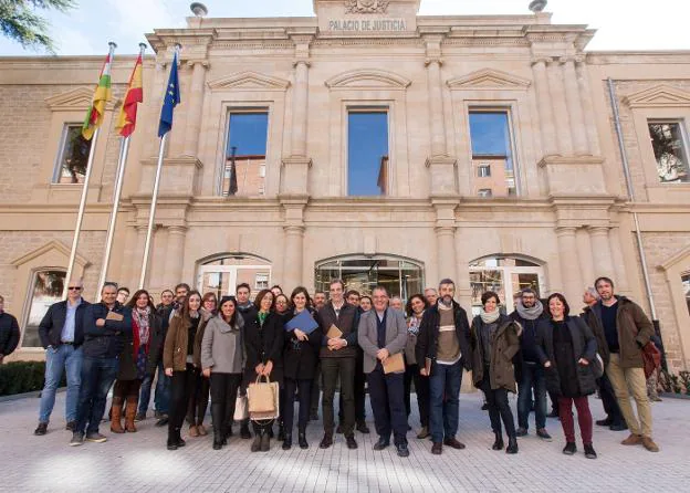 Visita. Los participantes visitaron ayer el Palacio de Justicia. :: díaz uriel