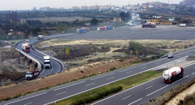 Vista de la AP-68 y de la N-232, con abundante circulación de vehículos pesados, a su paso por Agoncillo. :: justo rodríguez