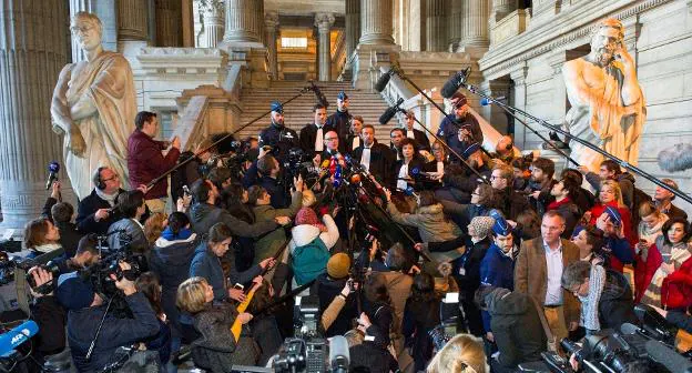 El abogado de Puigdemont atiende a los medios tras la comparecencia del expresidente. :: S. Lecocq / efe