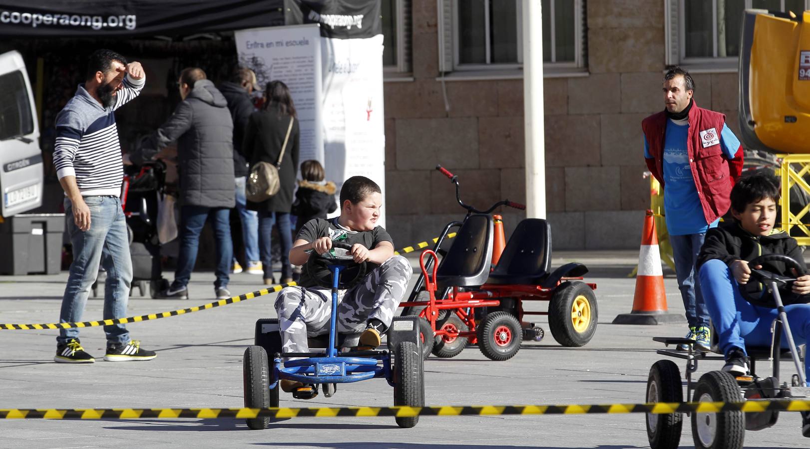 Los niños se divirtieron de lo lindo con los hinchables, tragantúa y talleres en el Día Internacional de la Infancia.