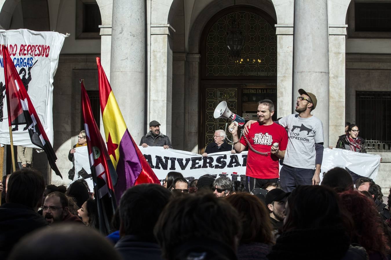 Centenares de personas participaron en la manifestación en apoyo de los encausados por los sucesos del 14-N. Los manifestantes pidieron su libertad y la dimisión de Alberto Bretón.