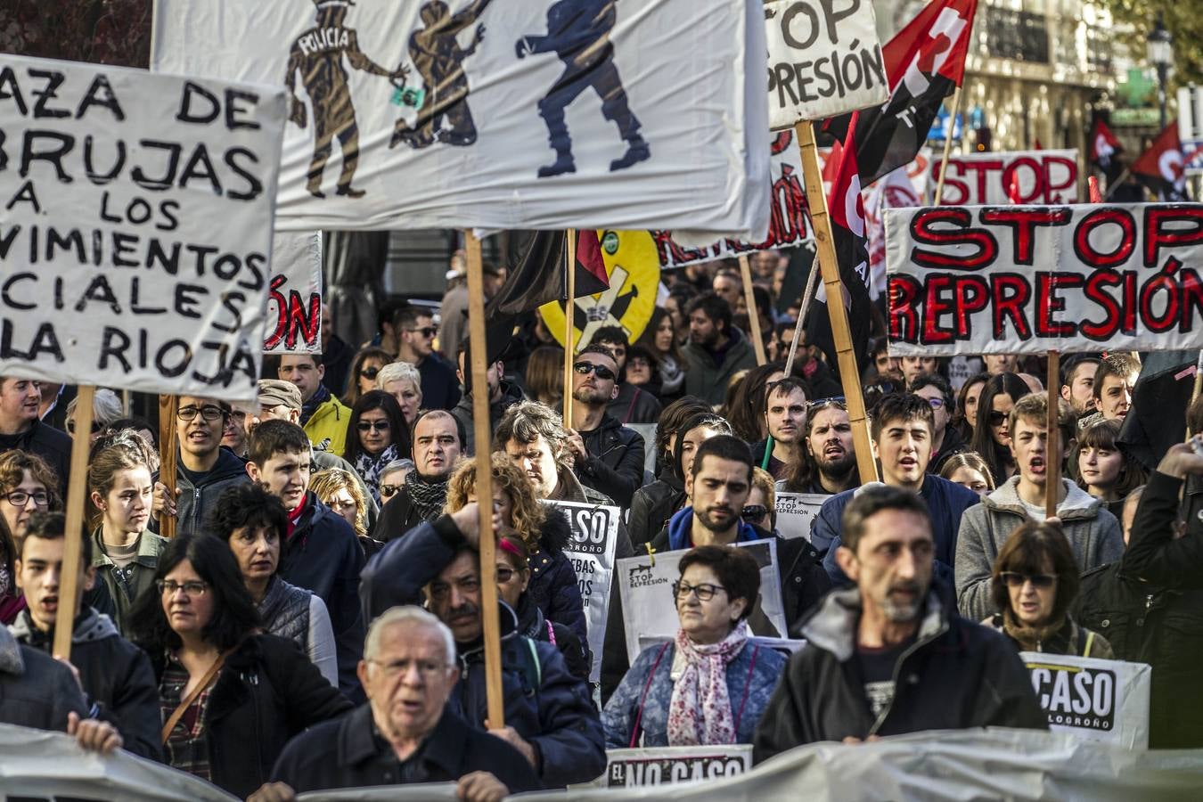 Centenares de personas participaron en la manifestación en apoyo de los encausados por los sucesos del 14-N. Los manifestantes pidieron su libertad y la dimisión de Alberto Bretón.