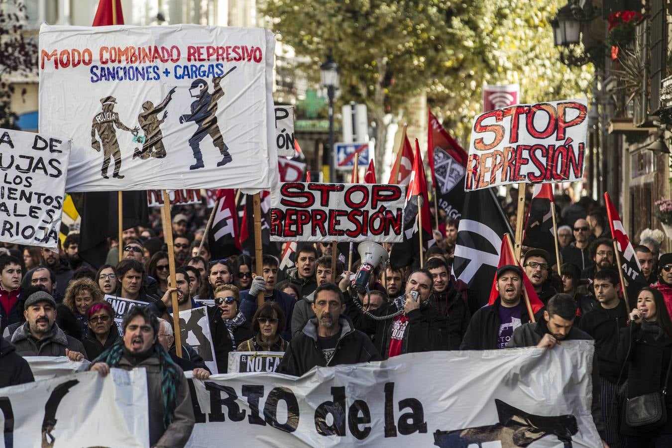 Centenares de personas participaron en la manifestación en apoyo de los encausados por los sucesos del 14-N. Los manifestantes pidieron su libertad y la dimisión de Alberto Bretón.