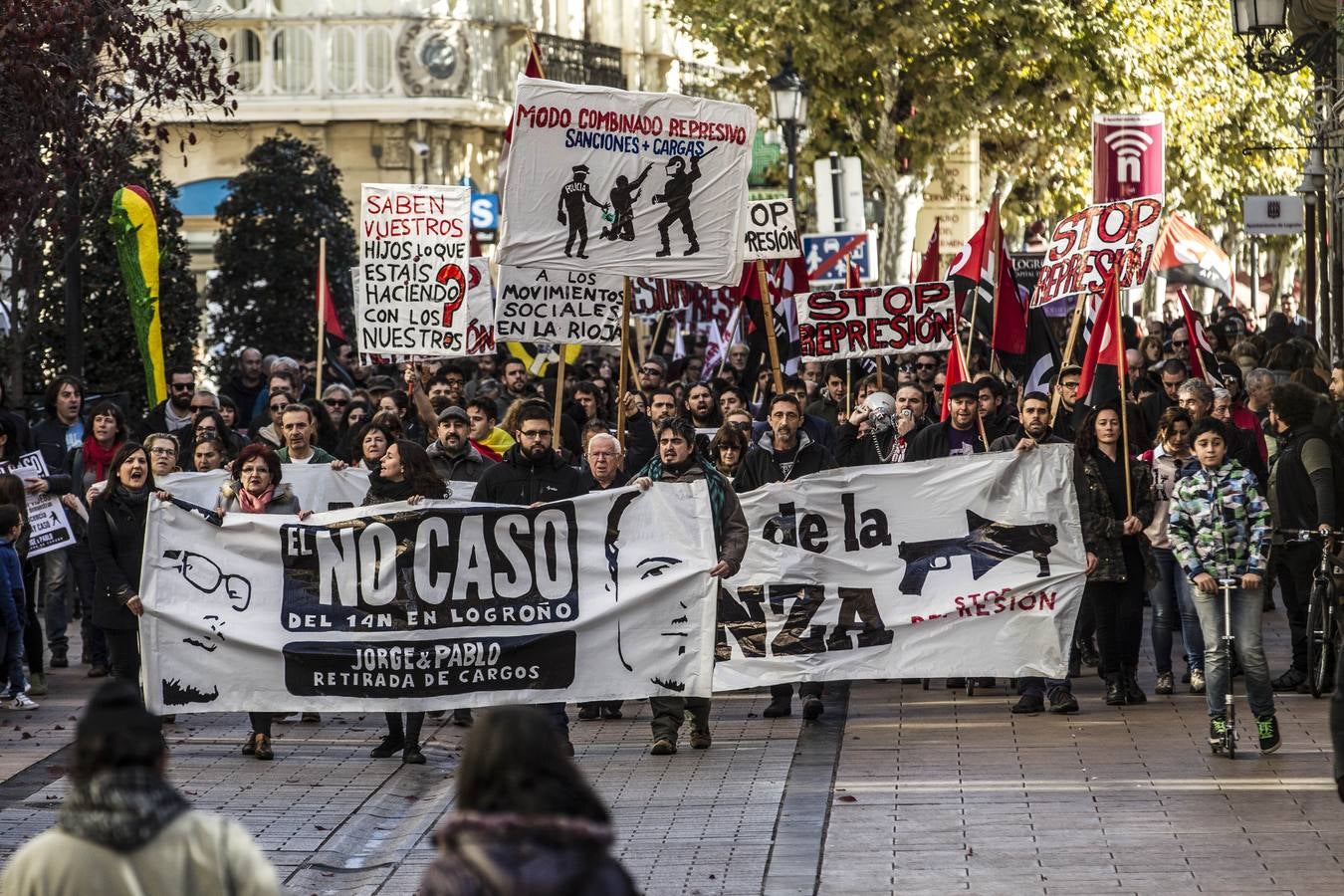 Centenares de personas participaron en la manifestación en apoyo de los encausados por los sucesos del 14-N. Los manifestantes pidieron su libertad y la dimisión de Alberto Bretón.