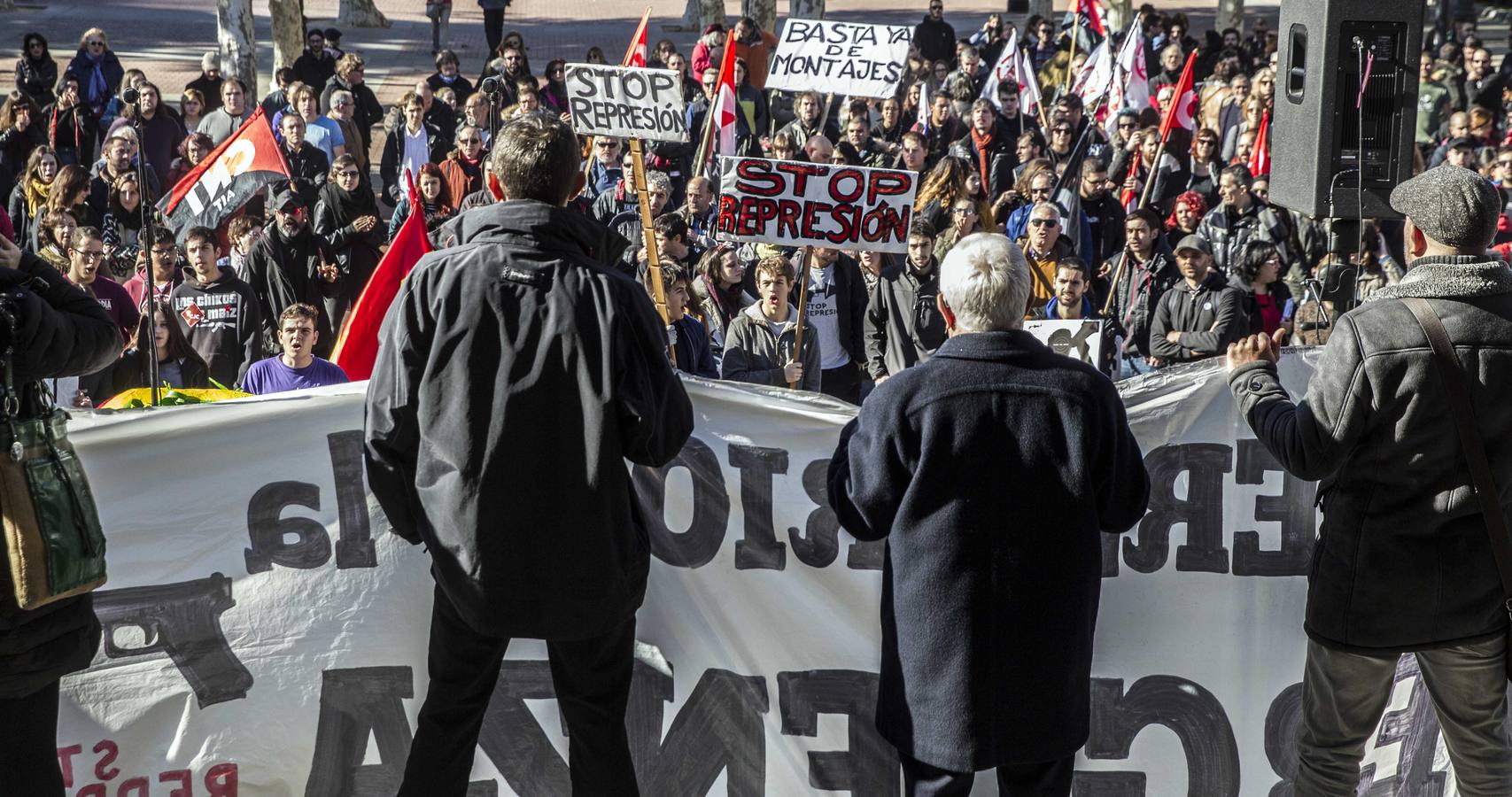 Centenares de personas participaron en la manifestación en apoyo de los encausados por los sucesos del 14-N. Los manifestantes pidieron su libertad y la dimisión de Alberto Bretón.