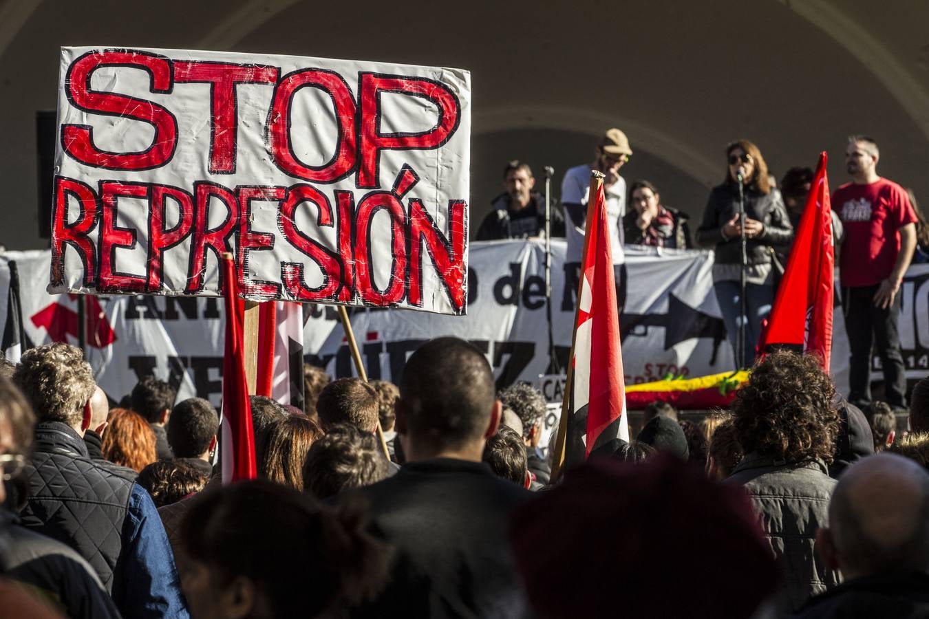 Centenares de personas participaron en la manifestación en apoyo de los encausados por los sucesos del 14-N. Los manifestantes pidieron su libertad y la dimisión de Alberto Bretón.