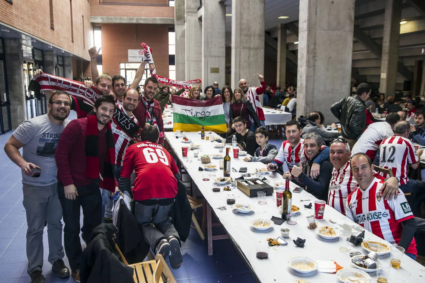 Los aficionados de la UD Logroñés y el CD Mirandés disfrutaron de una comida de hermandad antes de comenzar el encuentro.