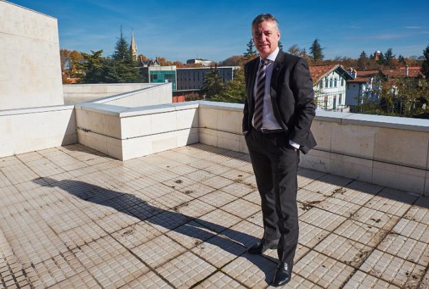 El lehendakari Iñigo Urkullu posa en la terraza de la sede de la presidencia del Gobierno vasco, en Vitoria. :: usoz
