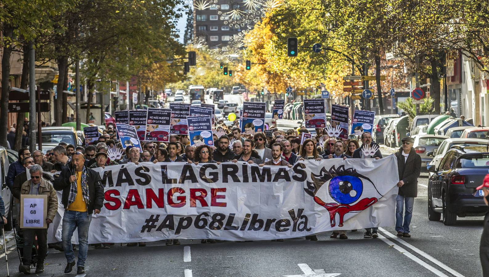 'No más lágrimas de sangre' ha sido el lema de la pancarta principal