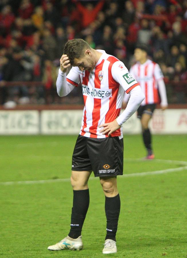 Imagénes del encuentro disputado en Las Gaunas entre la UD Logroñés y el CD Mirandés, que ha concluido con derrota para el equipo local.