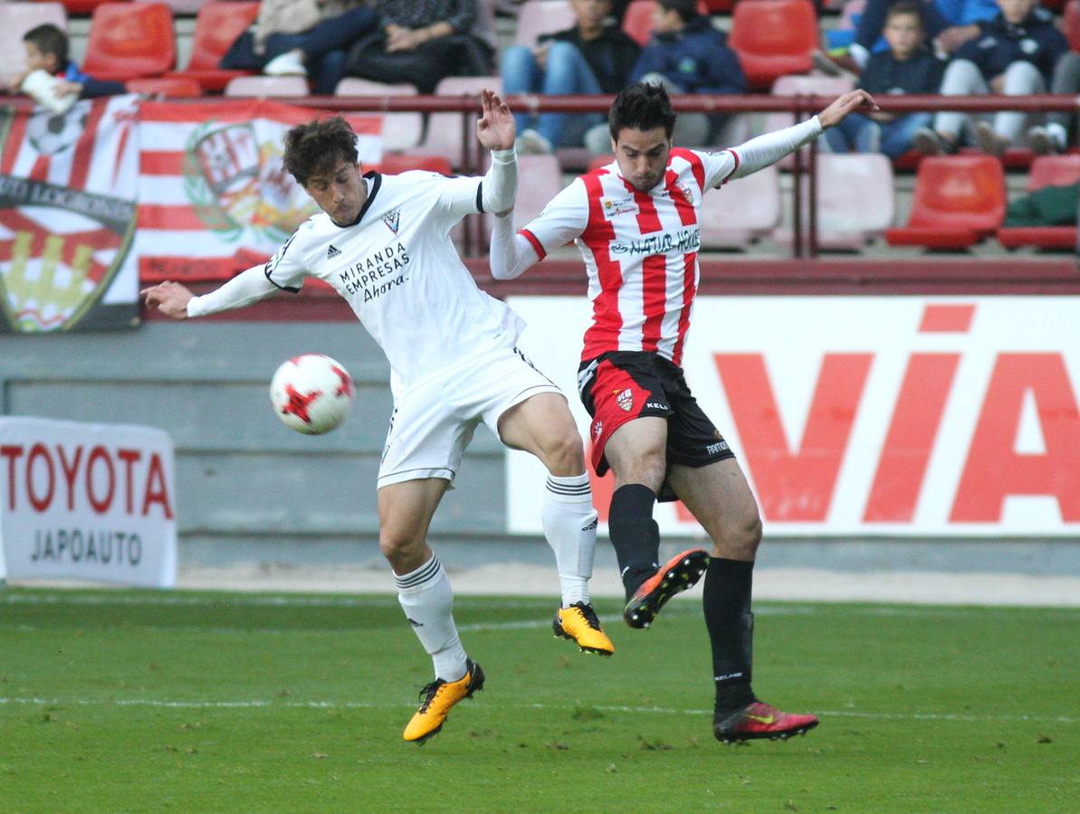 Imagénes del encuentro disputado en Las Gaunas entre la UD Logroñés y el CD Mirandés, que ha concluido con derrota para el equipo local.