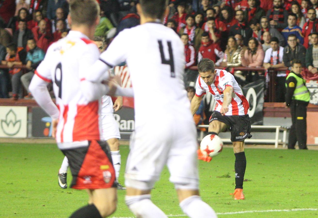 Imagénes del encuentro disputado en Las Gaunas entre la UD Logroñés y el CD Mirandés, que ha concluido con derrota para el equipo local.