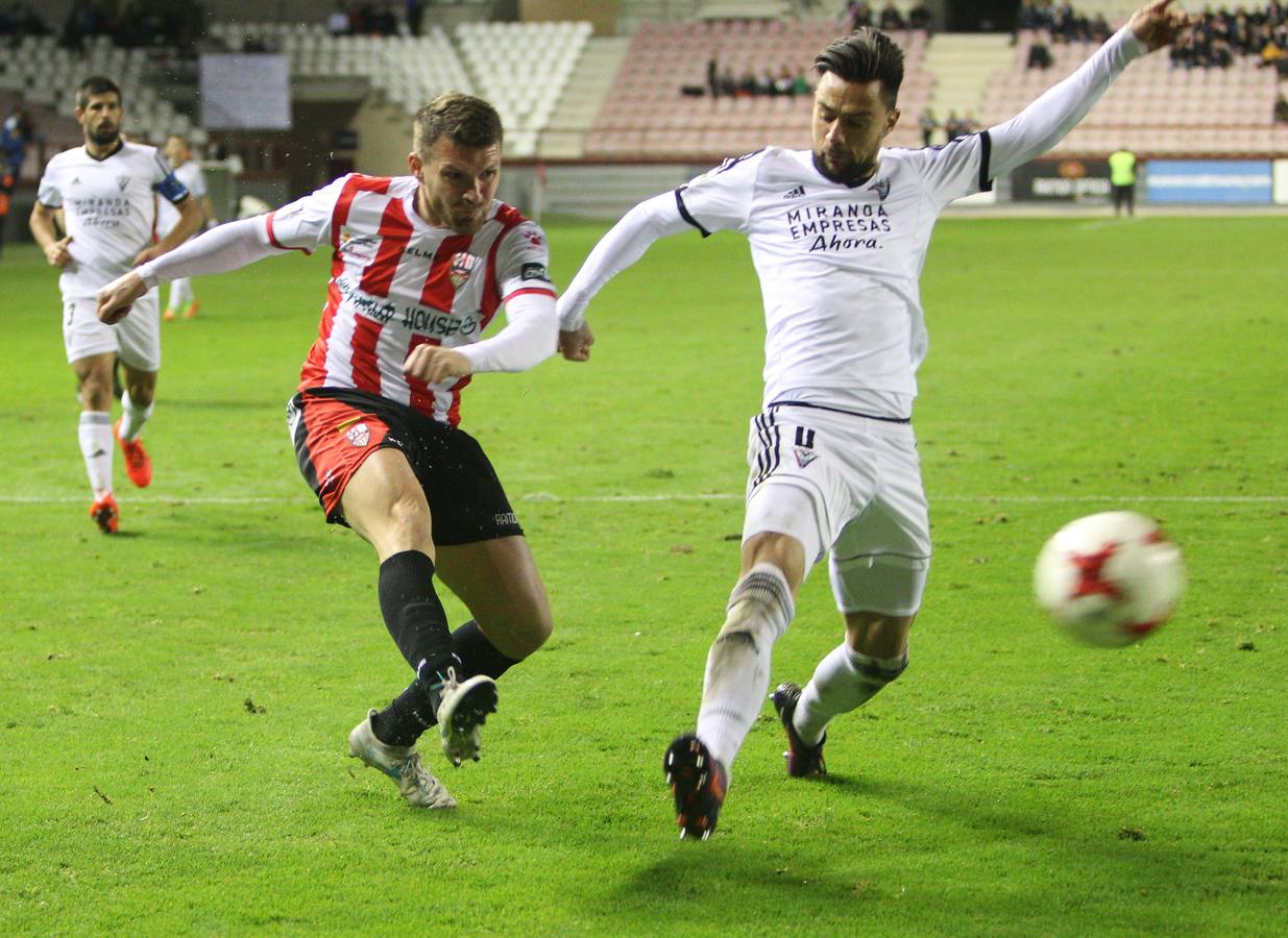 Imagénes del encuentro disputado en Las Gaunas entre la UD Logroñés y el CD Mirandés, que ha concluido con derrota para el equipo local.