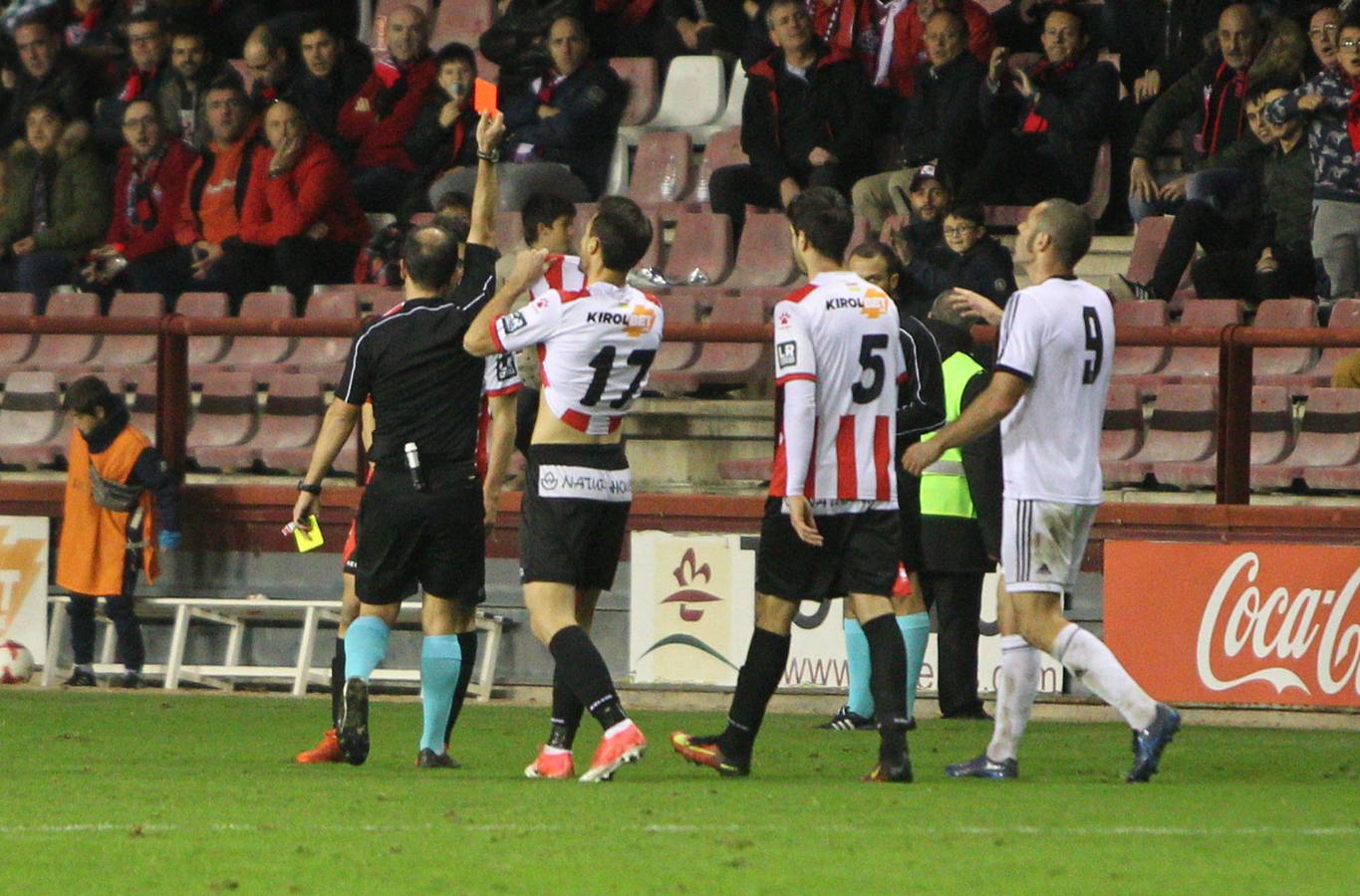 Imagénes del encuentro disputado en Las Gaunas entre la UD Logroñés y el CD Mirandés, que ha concluido con derrota para el equipo local.