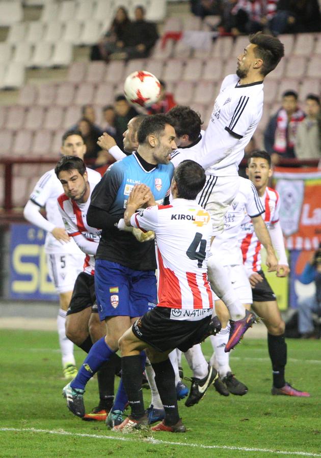 Imagénes del encuentro disputado en Las Gaunas entre la UD Logroñés y el CD Mirandés, que ha concluido con derrota para el equipo local.