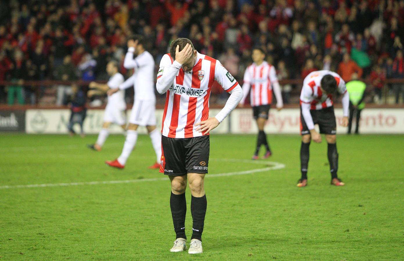 Imagénes del encuentro disputado en Las Gaunas entre la UD Logroñés y el CD Mirandés, que ha concluido con derrota para el equipo local.
