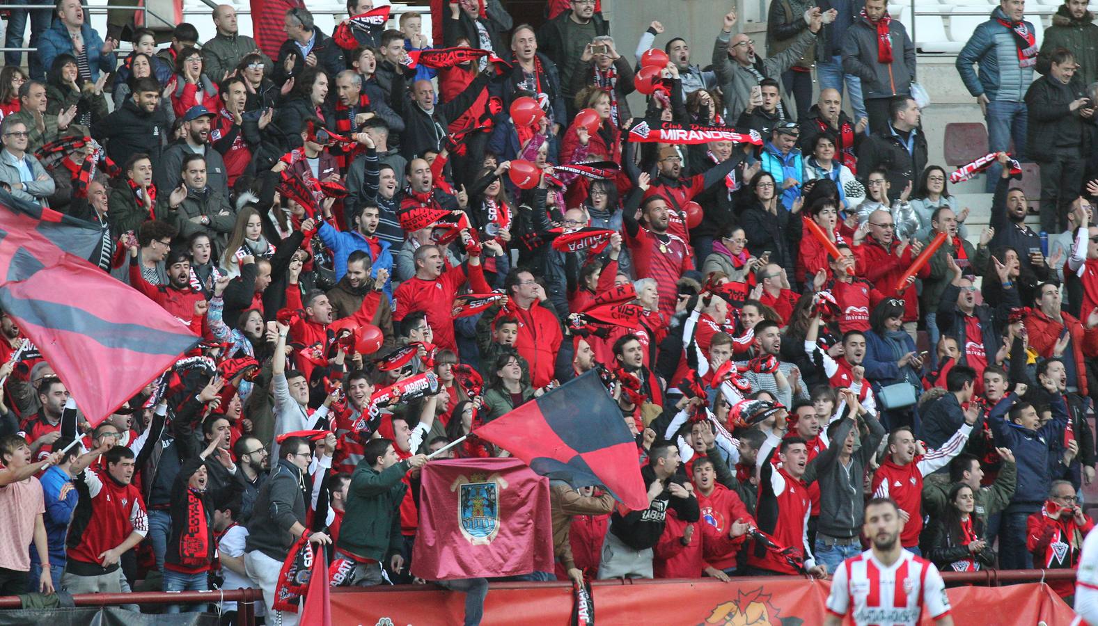 Imagénes del encuentro disputado en Las Gaunas entre la UD Logroñés y el CD Mirandés, que ha concluido con derrota para el equipo local.