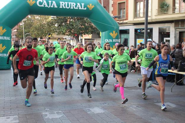 Dos centenares de corredores participan en la carrera el favor de la AECC