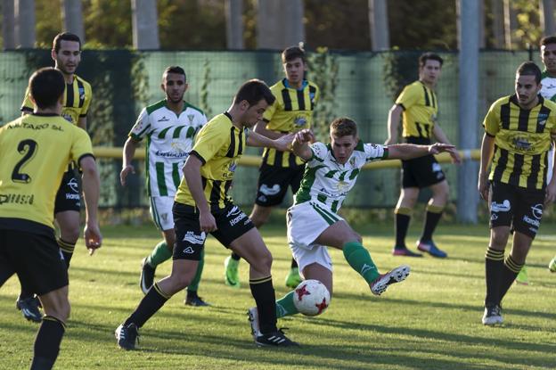Iker Guijarro, autor del primer gol pradejonero, dispara a portería. :: 