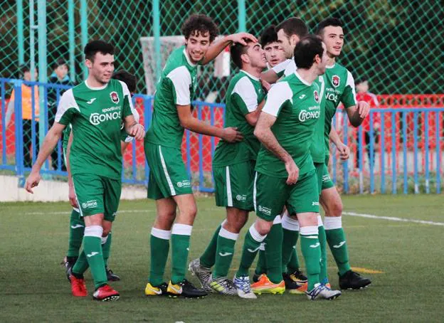 Los rinconeros celebran su gol en Viana. :: 
