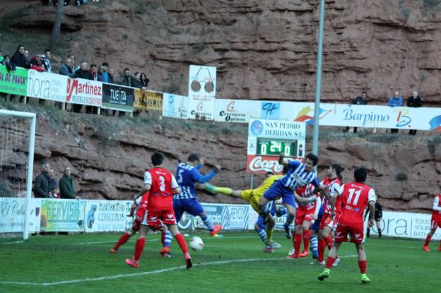 Barullo en el área del Varea que dio lugar al primer gol de los blanquiazules, obra de Orodea. 