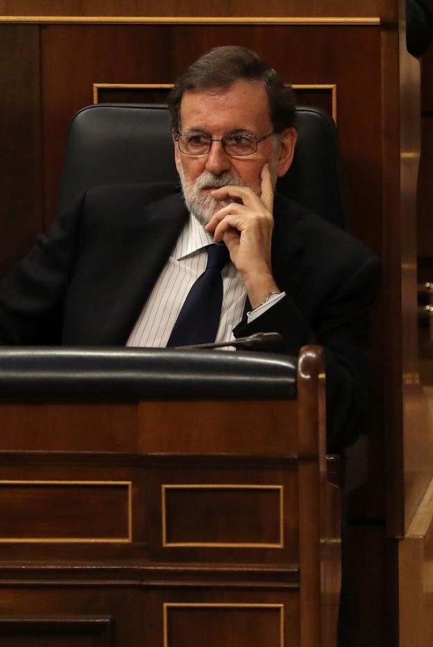 Rajoy sigue desde su escaño en el Congreso la sesión de control del pasado miércoles. :: ballesteros / efe