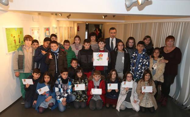 Entrega de diplomas en la exposición con los carteles presentados. 