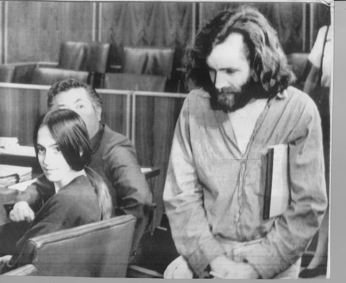 Charles Manson, junto a Susan Atkins (izq.) durante el juicio por sus brutales asesinatos.