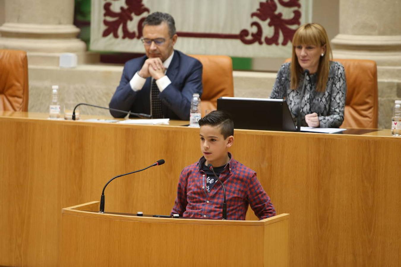 El Día Universal del Niño, organizado por Unicef, se ha celebrado en el Parlamento regional con la participación de un grupo de alumnos del colegio San Fernando de Nájera, quienes han leído los principios de la Convención de los Derechos del Niño