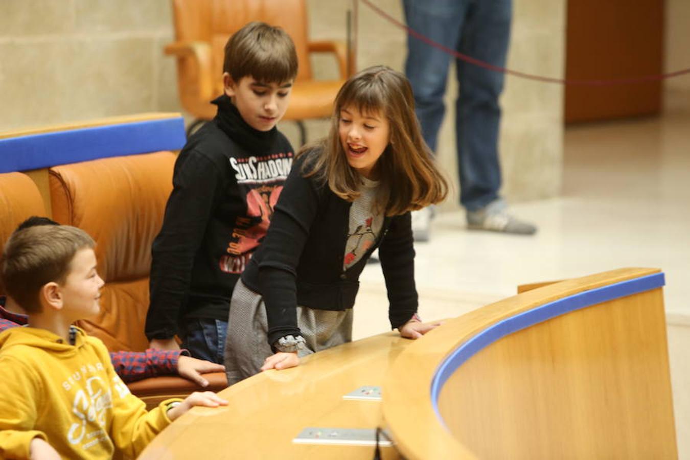 El Día Universal del Niño, organizado por Unicef, se ha celebrado en el Parlamento regional con la participación de un grupo de alumnos del colegio San Fernando de Nájera, quienes han leído los principios de la Convención de los Derechos del Niño