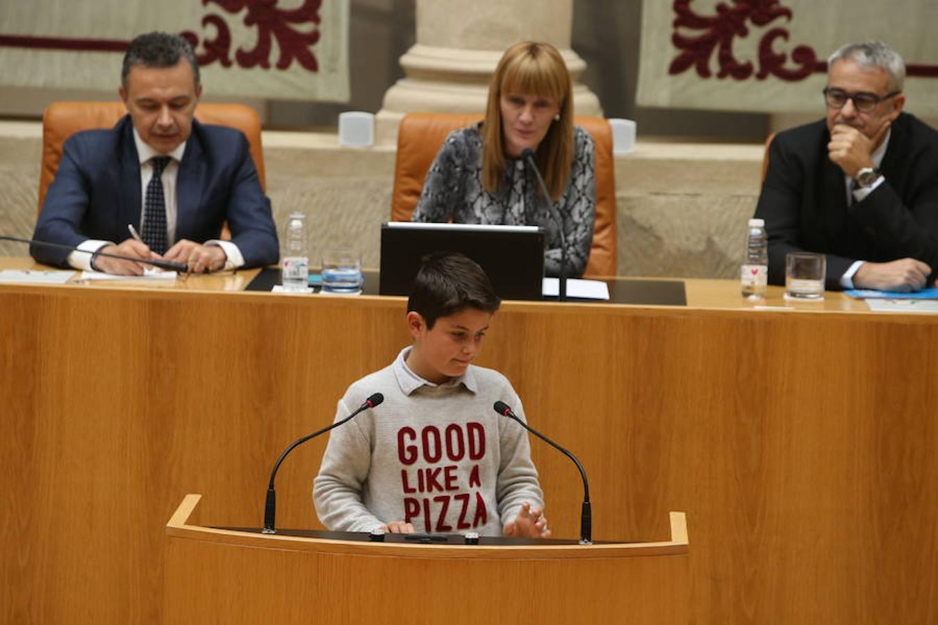 El Día Universal del Niño, organizado por Unicef, se ha celebrado en el Parlamento regional con la participación de un grupo de alumnos del colegio San Fernando de Nájera, quienes han leído los principios de la Convención de los Derechos del Niño