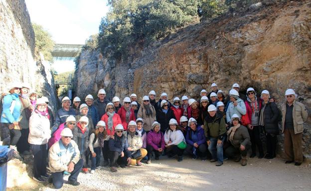 Los excursionistas, en la entrada al yacimiento. ::