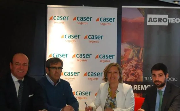 Representantes de Caser y Agroteo, durante la firma del convenio.