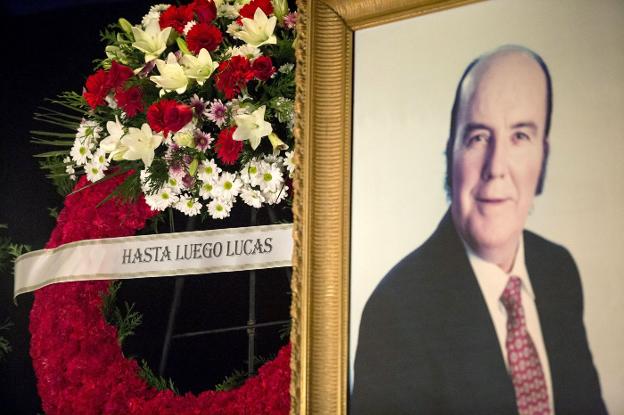 Una fotografía de Chiquito junto a una corona de flores en la capilla ardiente del cómico malagueño, el pasado día 11. :: efe