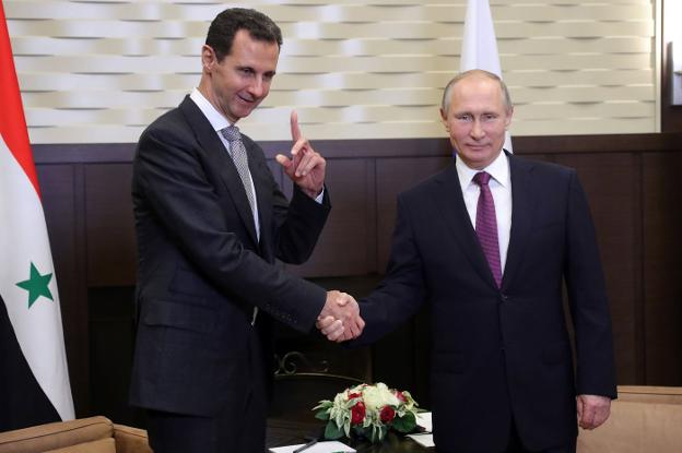 El-Asad gesticula sonriente en el encuentro que mantuvo con Putin en Sochi para hablar de la guerra siria. :: Michael Klimentyev / efe