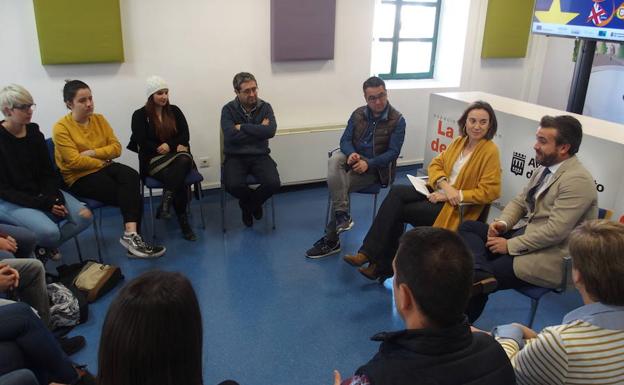 Reunión de la alcaldesa con los alumnos que han participado en el Erasmus+. 