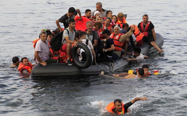 Refugiados sirios llegan a Lesbos en 2015. 