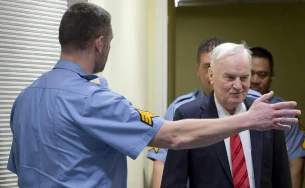 El exlider militar serbobosnio Ratko Mladic (d).